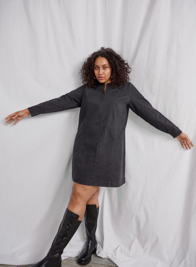 Zizzi Robe en jean avec fermeture éclair, , Model, 2