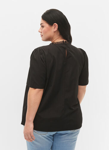 Zizzi Blouse avec broderie anglaise et manches mi-longues, Black, Model image number 1