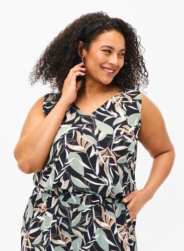 Zizzi Top floral avec col en V, Black w. Gr.Leaf AOP, Model image number 0