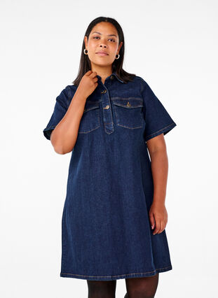 Zizzi Robe en denim avec manches courtes et poches de poitrine, Dark Blue Denim, Model image number 0