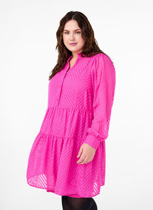 Zizzi Robe courte texturée avec un col à volants, Magenta, Model image number 0