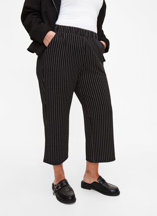 Zizzi Pantalon ample avec longueur 7/8, Black White Stirpe, Model image number 2