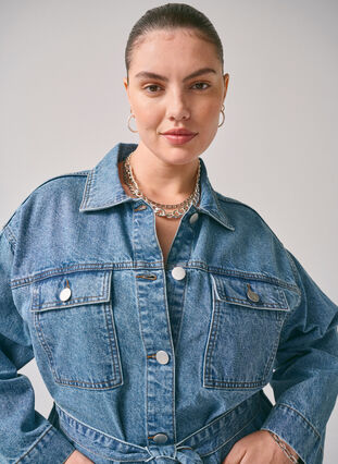 Zizzi Veste en jean avec une ceinture à nouer, Blue Denim, Image image number 1