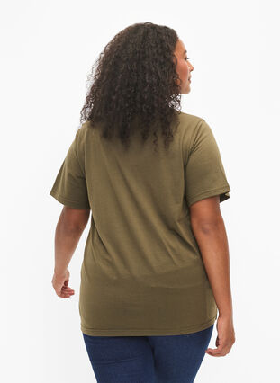 Zizzi FLASH - T-shirt avec motif, Ivy Green, Model image number 1