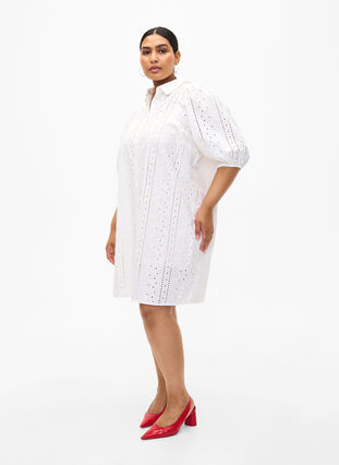 Zizzi Robe chemise en coton avec broderie anglaise, Off White, Model image number 2