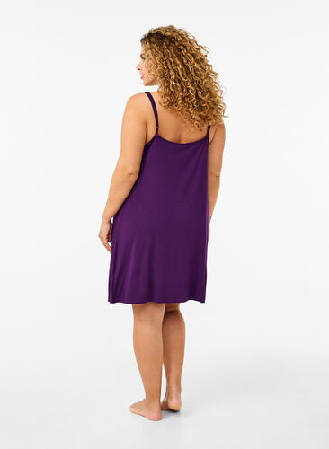 Zizzi Chemise de nuit avec bord dentelle en viscose, Purple Pennant, Model image number 1