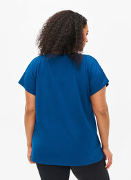 Los trainings-T-shirt met v-hals, Blue Opal, Model