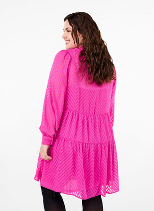 Zizzi Robe courte texturée avec un col à volants, Magenta, Model image number 1