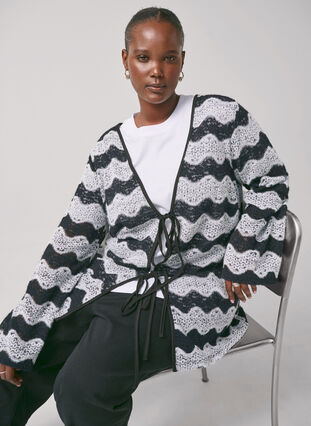 Zizzi Cardigan tricoté avec motif de vagues, Black Stripe, Image image number 0