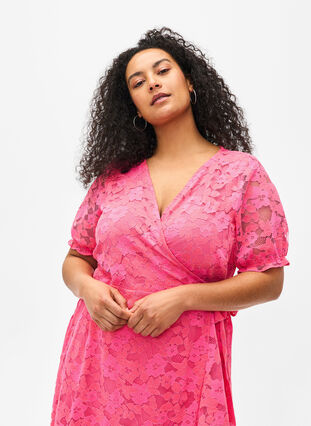 Zizzi Robe cache-cœur avec dentelle et manches courtes, Pink Carnation, Model image number 2