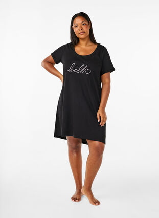 Zizzi Chemise de nuit à manches courtes en coton biologique, Black Hello, Model image number 2