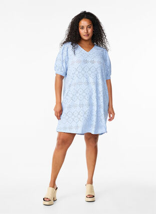 Zizzi Robe courte avec col en V et motifs à trous, Cashmere Blue, Model image number 2