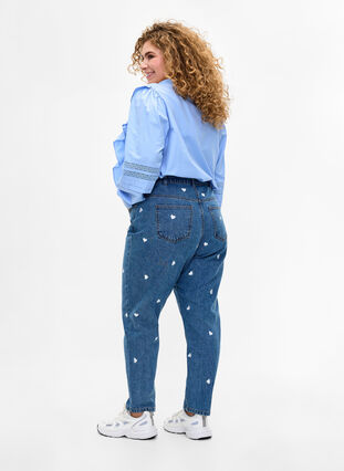 ZizziMille mom fit jeans met borduurwerk, Light Blue Heart, Model image number 1