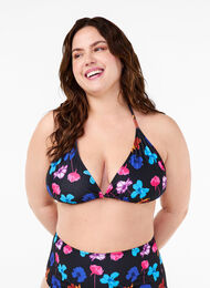 Driehoekige bikinitop met print, Black Flower AOP, Model