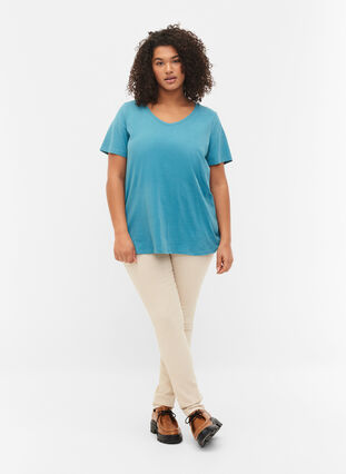 Zizzi T-shirt en coton uni basique, Brittany Blue, Model image number 2