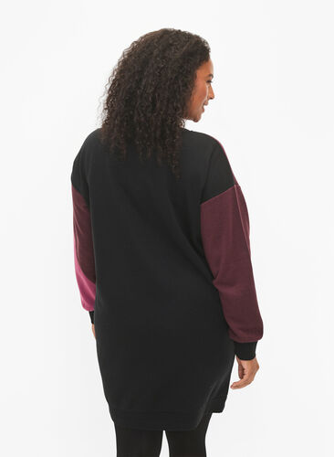 Zizzi Long sweat-shirt avec colorblock, Fudge Color B. , Model image number 1